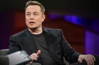 O Elon Musk θα παραμείνει στο τιμόνι της Tesla για ακόμα πέντε χρόνια